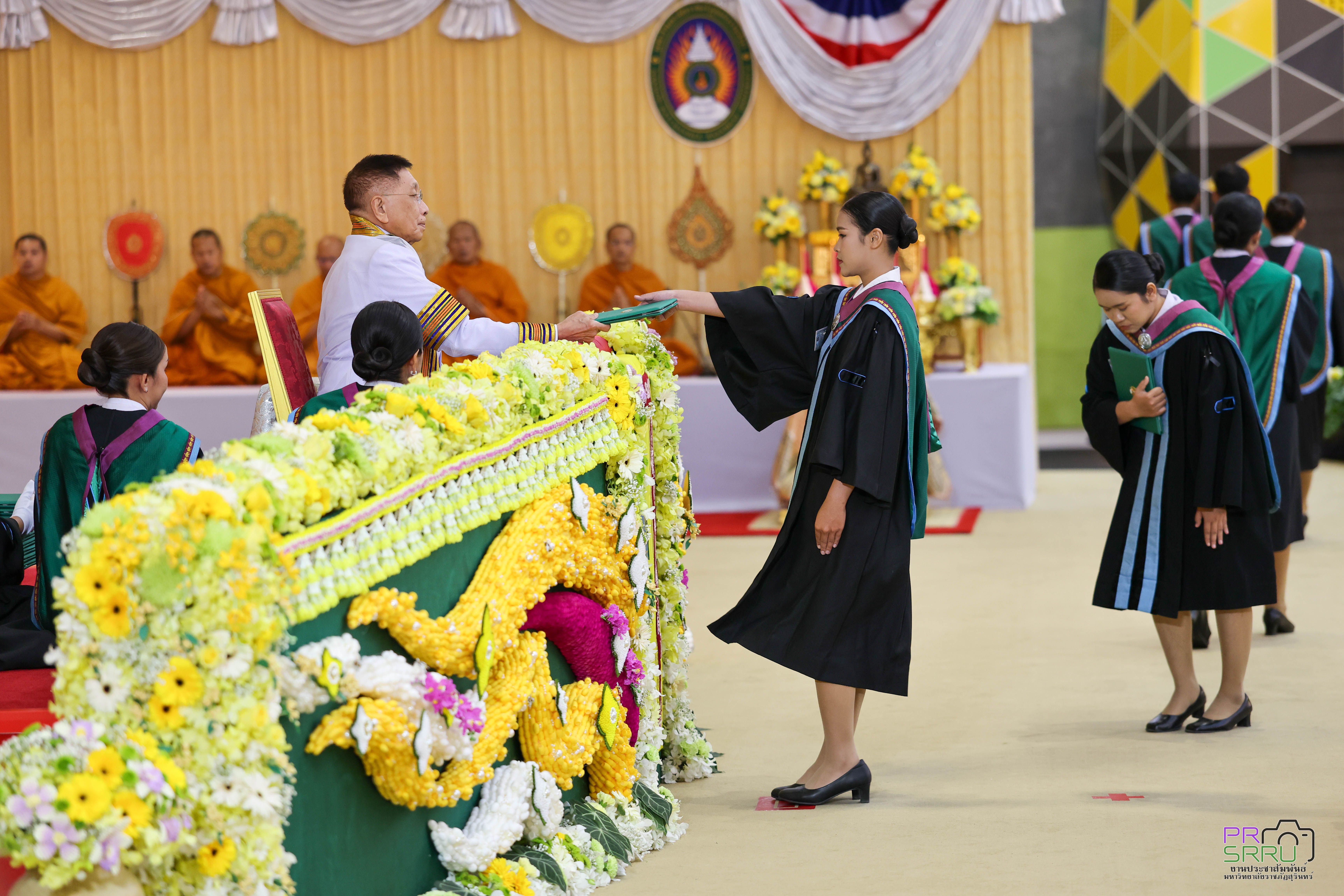 ผู้สำเร็จการศึกษาจาก ม.ราชภัฏสุรินทร์ เข้ารับพระราชทานปริญญาบัตร ปีการศึกษา 2567 - 2568